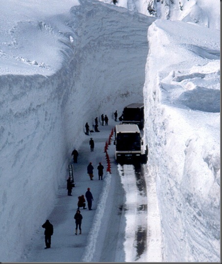 snow-canyons-japan