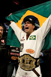 Lyoto Machida comemorando mais uma vitória