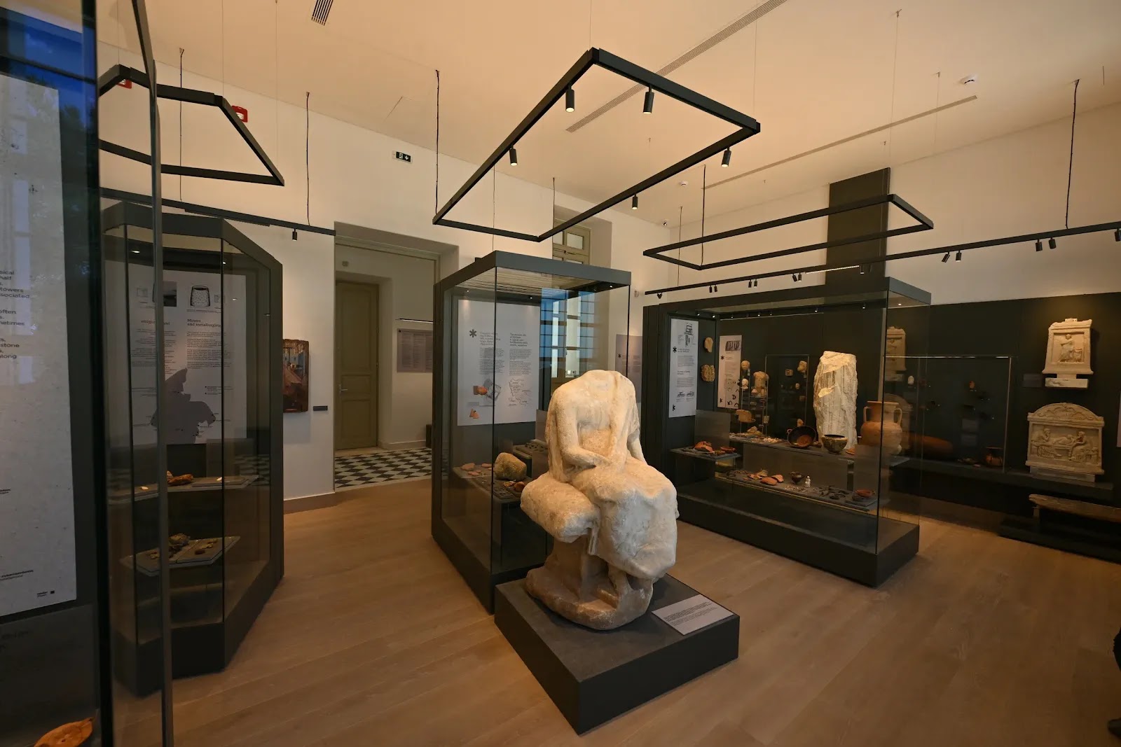 Επιτύμβια ανάγλυφα, γλυπτά, αρχιτεκτονικά μέλη, επιγραφές, ενσφράγιστες λαβές εμπορικών αμφορέων είναι μόνο μερικά από τα σπουδαία ευρήματα που φιλοξενούνται πλέον στο νέο Αρχαιολογικό Μουσείο Κύθνου.