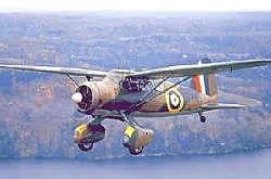 Photo : le lysander ex bombardier léger était en mesure de décoller et atterir sur des distances trés réduites de l'ordre de 100 metres D ans le cadre du SOE Il fut utilisé par la RAF pour le transport et le ramassage de nuit,  d'agents secrets  en territoire occupé