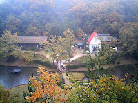 サツキとメイの家も紅葉の中