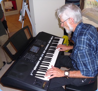 Errol Storey giving the Yamaha PSR-S950 a whirl