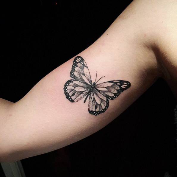 Essa tatuagem de borboleta no bíceps