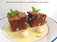 Brownie de chocolate con macadamias y salsa blanca