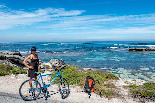 Das Kind fährt Fahrrad auf Rottnest Island