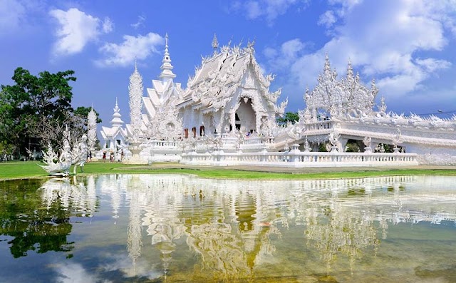 Wat Rong Khun - White Temple tourism and atmosphere 