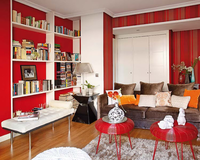decoração de sala em vermelho, decorando com vermelho, estante branca