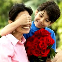 Foto de una madre siendo sorprendida por su hijo