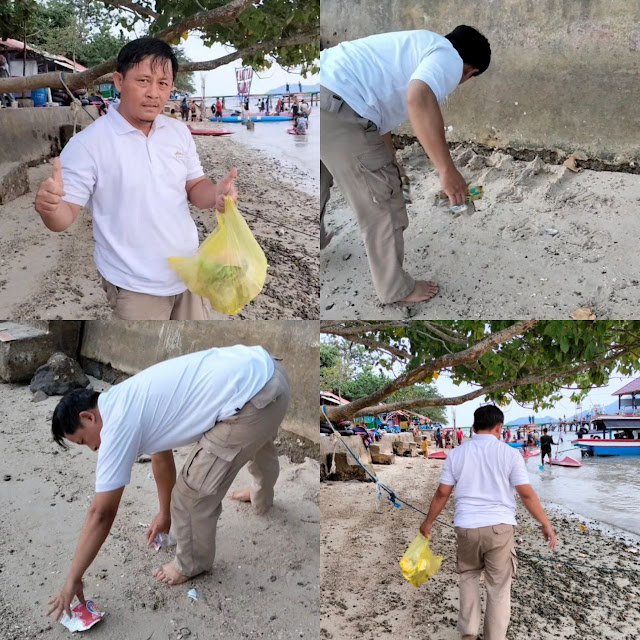memungut sampah di pantai