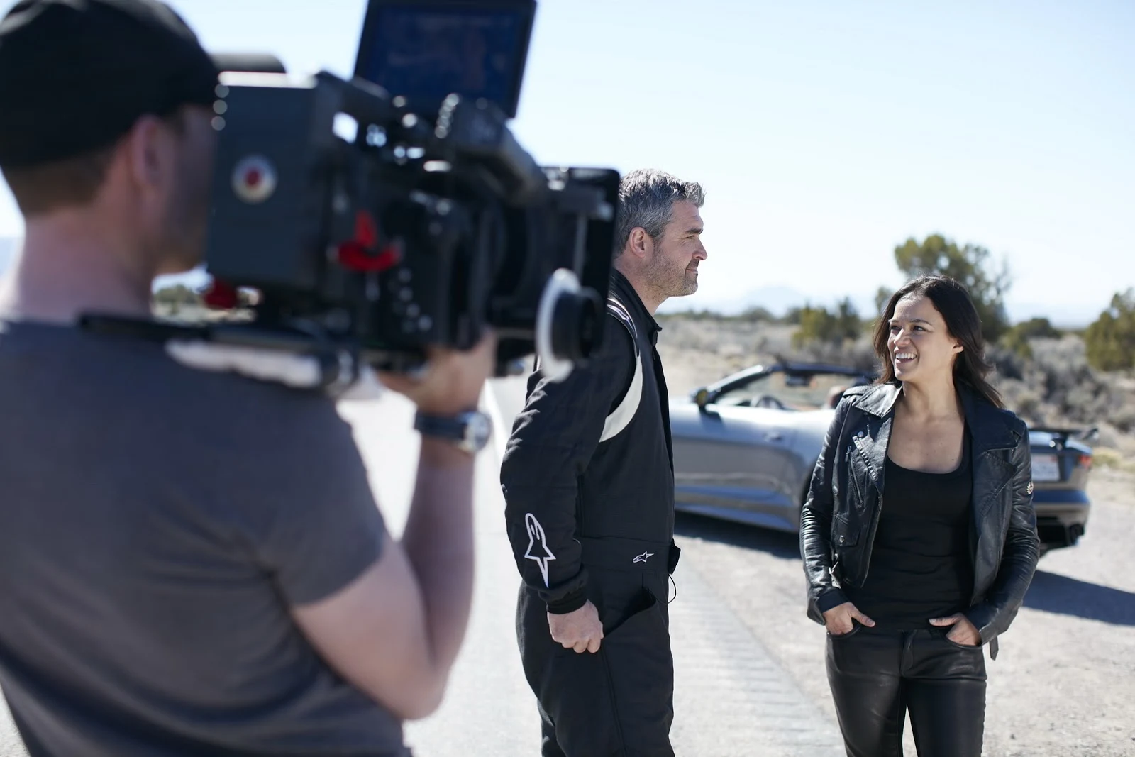 Michelle Rodriguez rú Jaguar F-Type SVR lên 323 km/h