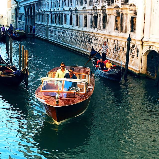 Gondolier-boat-canal-venice