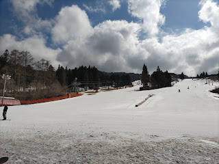 20220402鷲ヶ岳スキー場センターハウス前の写真