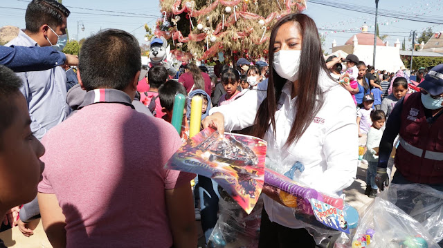 Ariadna Ayala lleva regalos por Día de Reyes Magos a niñas y niños de Atlixco