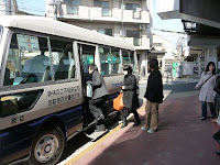 阪急山崎駅よりバスに乗り込む人たち