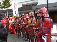 顕彰式には獅子市長や「ひこどん」も参加した