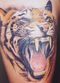 Tatuagem realista de tigre