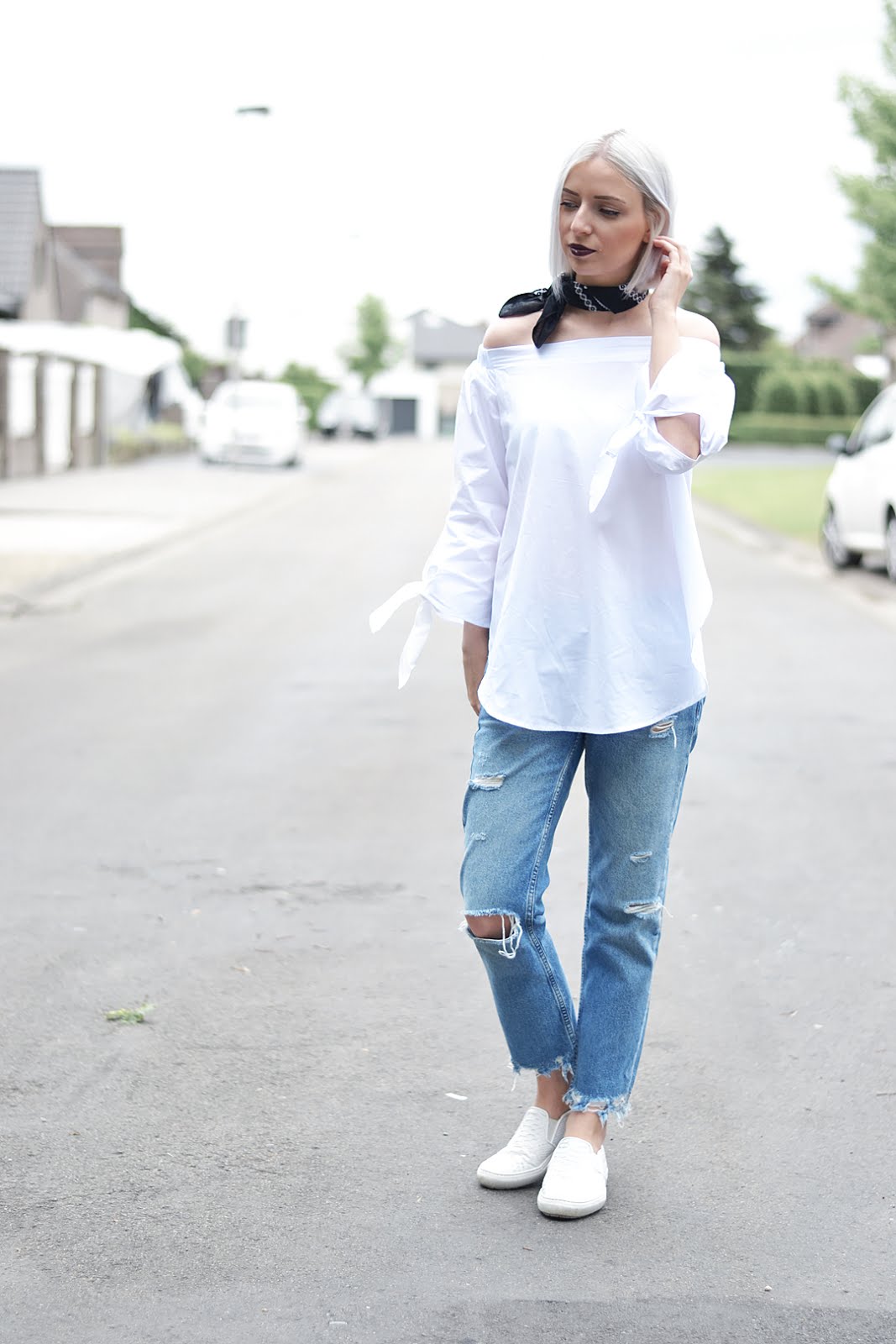 Sheinside, off shoulder top, levis, bandana, neck scarf, ripped jeans, mango, zara slip on, street style, ootd, belgian blogger