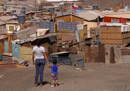  El Gobierno abre puertas a inmigrantes con ofertas de apoyo social y la pobreza en Chile aun toca puertas que no se abren. 