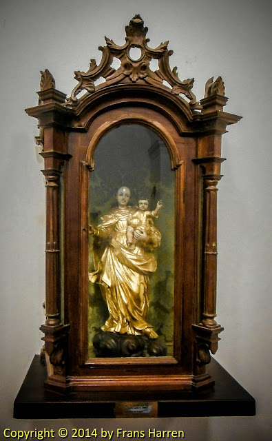 Statue of 'VIRGEN de la MAJESTAD y NIÑO REY' (18th century) in Basílica del Santísimo Sacramento, Colonia del Sacramento, Uruguay