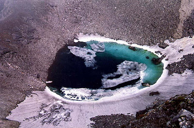 Misteri Danau Tengkorak Roopkund Di Himalaya [ www.BlogApaAja.com ]