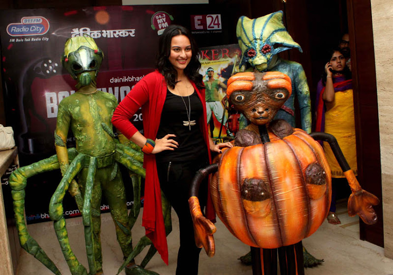 Sonakshi Sinha Promotes Joker with Aliens Movie images cleavage