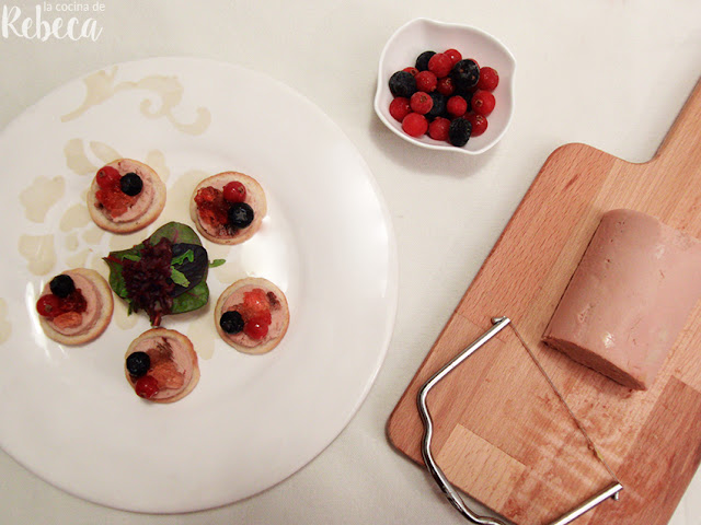 Canapé de foie con gelatina de cava y frutos rojos