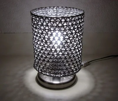 Lampu meja terbuat dari cincin-tarik kaleng minuman soda. 