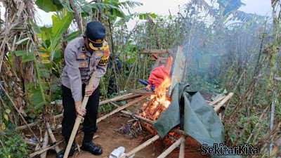 Gubug yang Diduga Jadi Tempat Transaksi Tramadol di Sukabumi, Dibongkar dan Dibakar Polisi