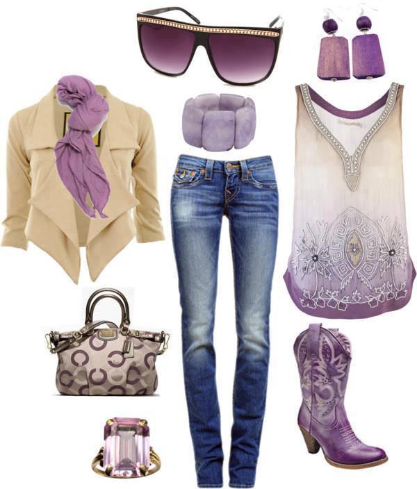 Look morado con jean, blusa, cartera, botas y accesorios de moda