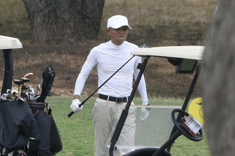 Jack Ma, fotografiado jugando al golf.