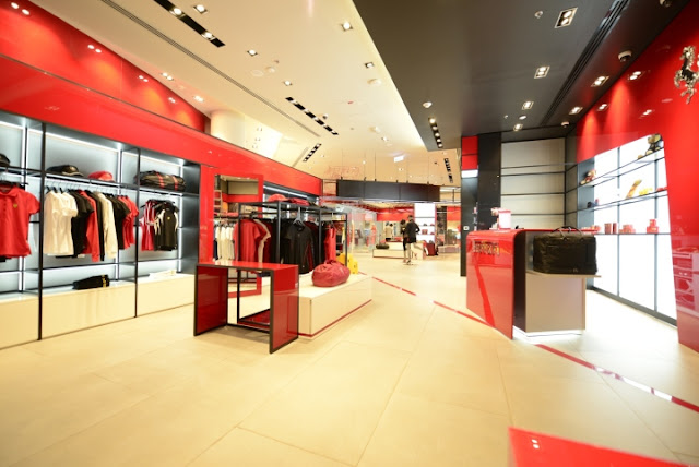 Green Pear Diaries, interiorismo, retail, Ferrari, flagship store, Dubai Mall, Dubai