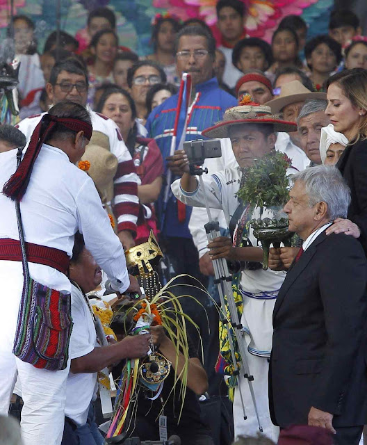 O presidente eco-comunista do México Andrés López Obrador quis ser investido em cerimônia de “povos mexicanos originários”.