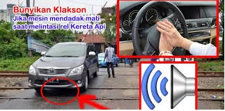 Jangan Panik!! Jika Mobil Anda Mogok Di Perlintasan Kereta Api, Tekan Klakson..!! Begini penjelasannya.. Silahkan Share..!!