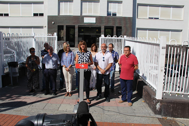 Idoia Mendía, en el acto electoral a las puertas del instituto Nicolás Larburu