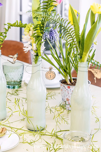 Originelle Dekoidee für den Frühling mit Vasen und bunten Frühlingsblumen.