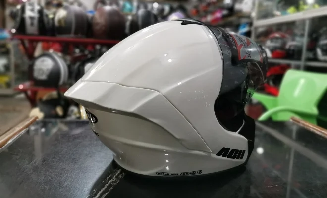 tampak belakang helm