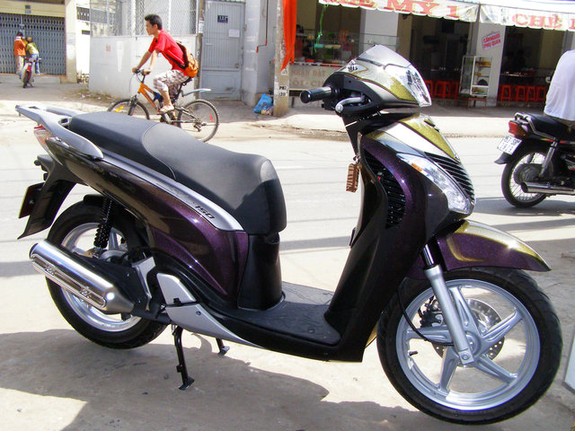 Honda SH sơn đổi màu theo góc nhìn