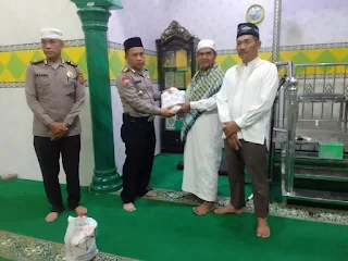 Kasat Binmas Polrestabes Medan Safari Subuh dan Beri Bantuan Sembako di Mesjid Miftahul Jannah