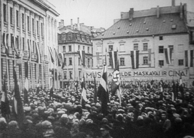 1943 год. Рига. Митинг профсоюзов на Домской площади против встречи в Москве министров иностранных дел стран антигитлеровской коалиции (фото: Латвийский архив кинофотодокументов)