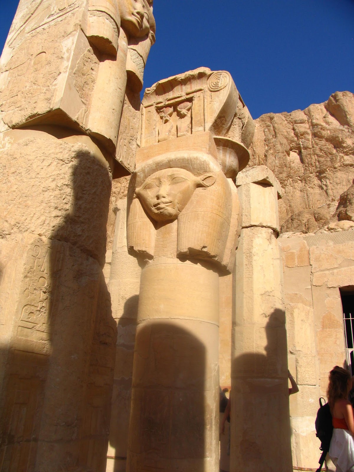 TRAS LA MIRADA DE ISADORA: El Santuario de Hathor