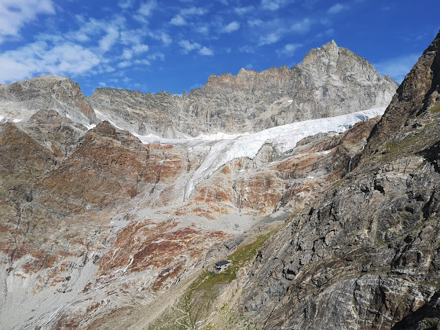 Dent d'Herens. Przepiękna nieznana góra nieopodal słynnego Matterhorn.