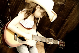 Wallpaper gambar anak perempuan bermain gitar