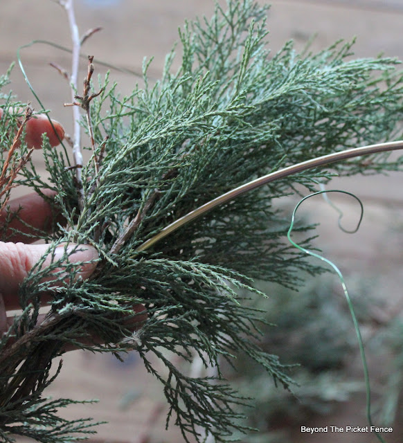 wreaths, Christmas decor, DIY, rustic Christmas, http://bec4-beyondthepicketfence.blogspot.com/2015/12/12-days-of-christmas-day-11-how-to-make.html