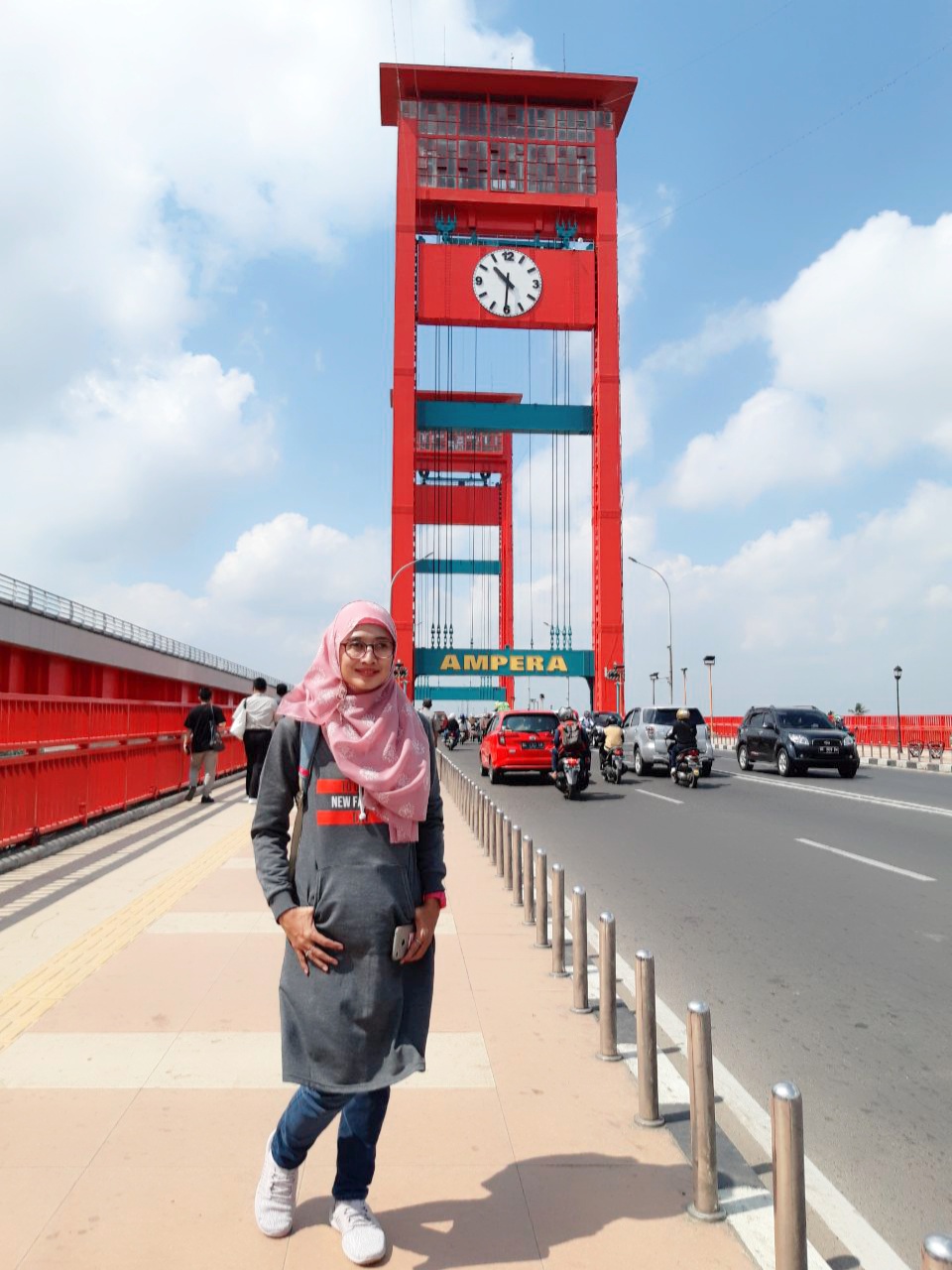 Suatu Hari Di Jembatan Ampera