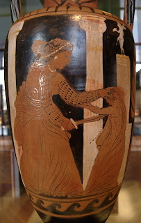 Yunan amfora resmeden Euripides'in Medeası. Chrysippus, Medea'yı kötü yargıların mantıksız tutkulara nasıl yol açabileceğinin en önemli örneği olarak görüyordu.
