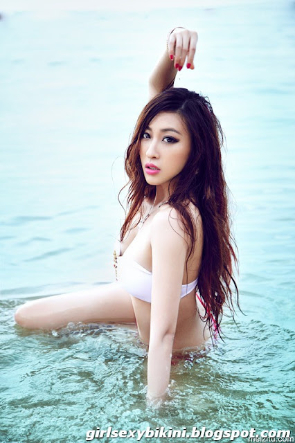 Zhou Mo - bikini wet body chest a swimming hook people