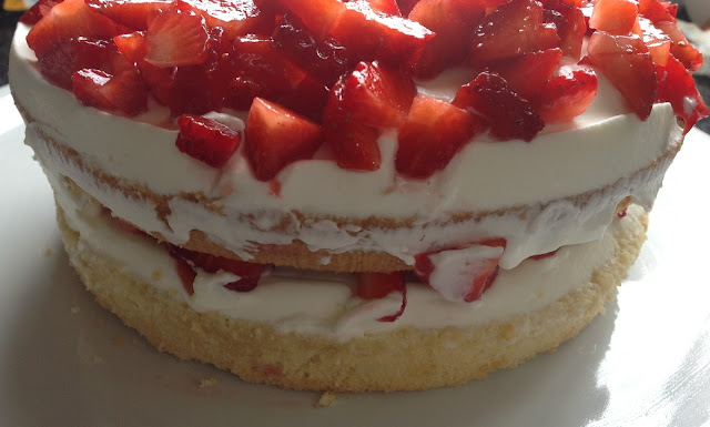tarta de fresas con bizcochos 