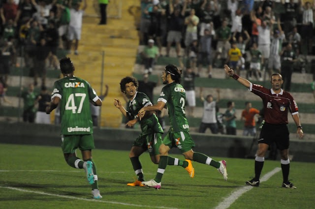 Com muito sofrimento, Chapecoense vence o Atlético-MG.