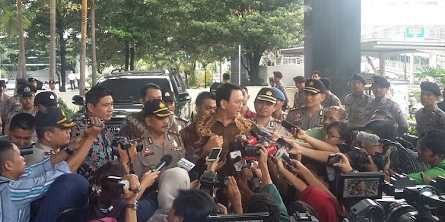 Gubernur DKI Jakarta Basuki Tjahaja Purnama (Ahok), saat baru tiba di Gedung KPK, Jakarta, Selasa (12/4/2016).