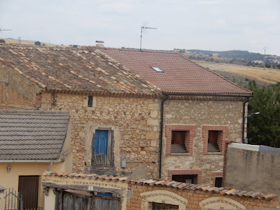 Arquitectura tradicional y paisaje al fondo